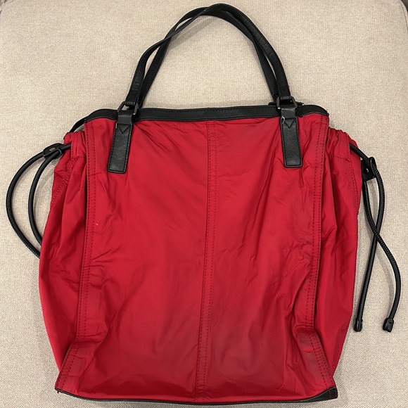 AUTHENTIC BURBERRY $575 BUCKLEIGH RED LARGE NYLON OVERNIGHT PURSE TOTE BAG - Picture 2 of 9